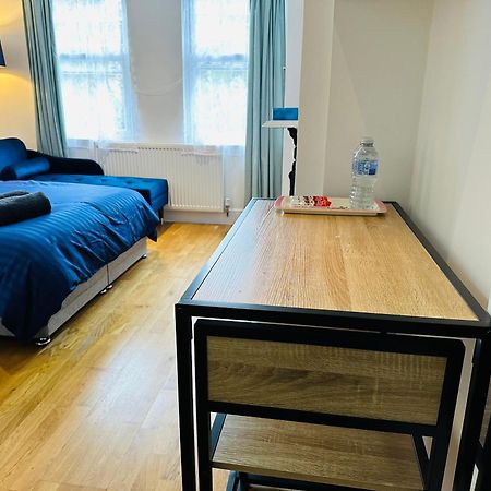Stunning One Bedroom Studio Flat Лондон Екстериор снимка