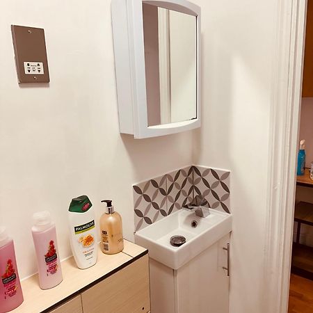 Stunning One Bedroom Studio Flat Лондон Екстериор снимка