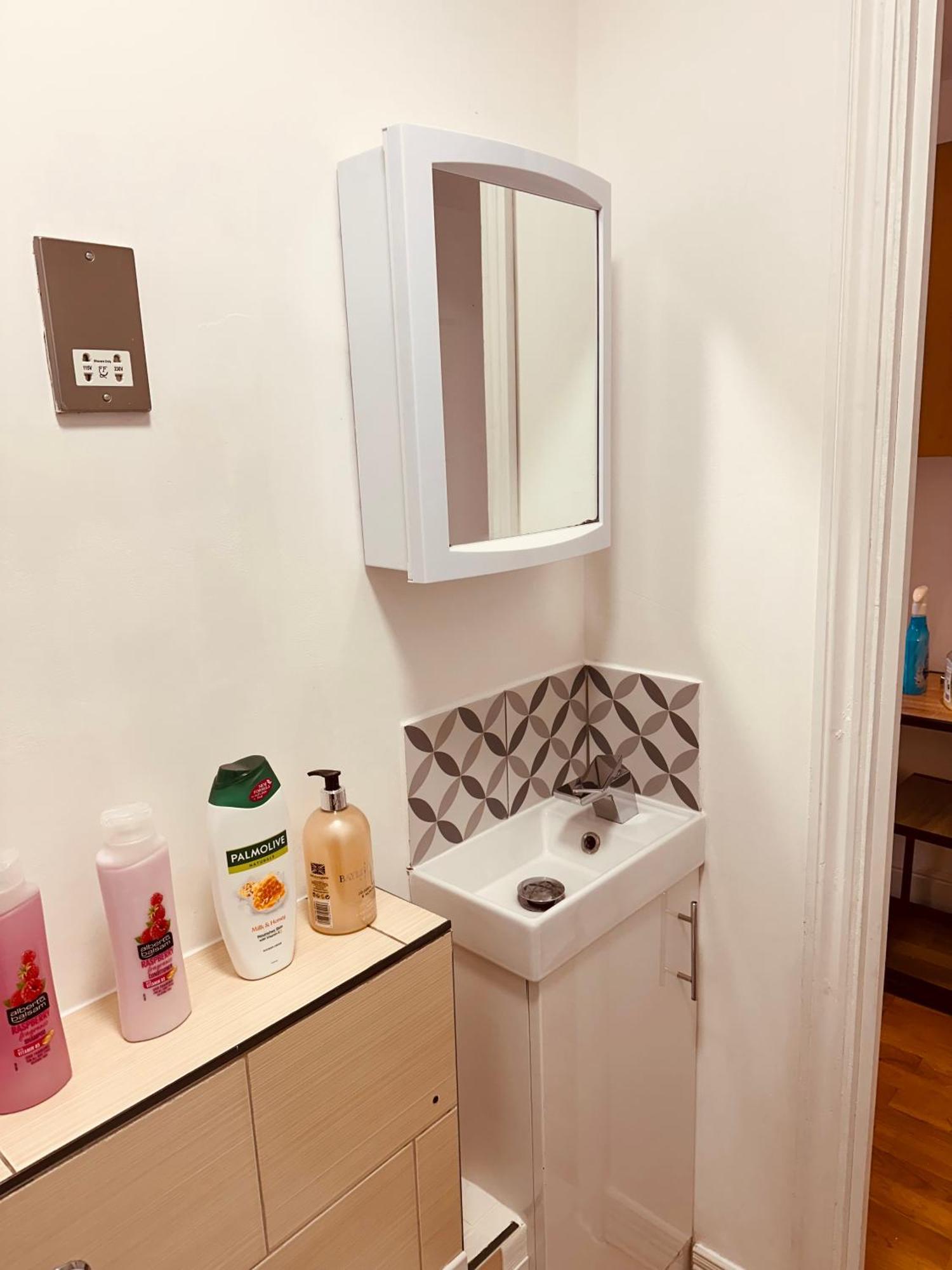 Stunning One Bedroom Studio Flat Лондон Екстериор снимка